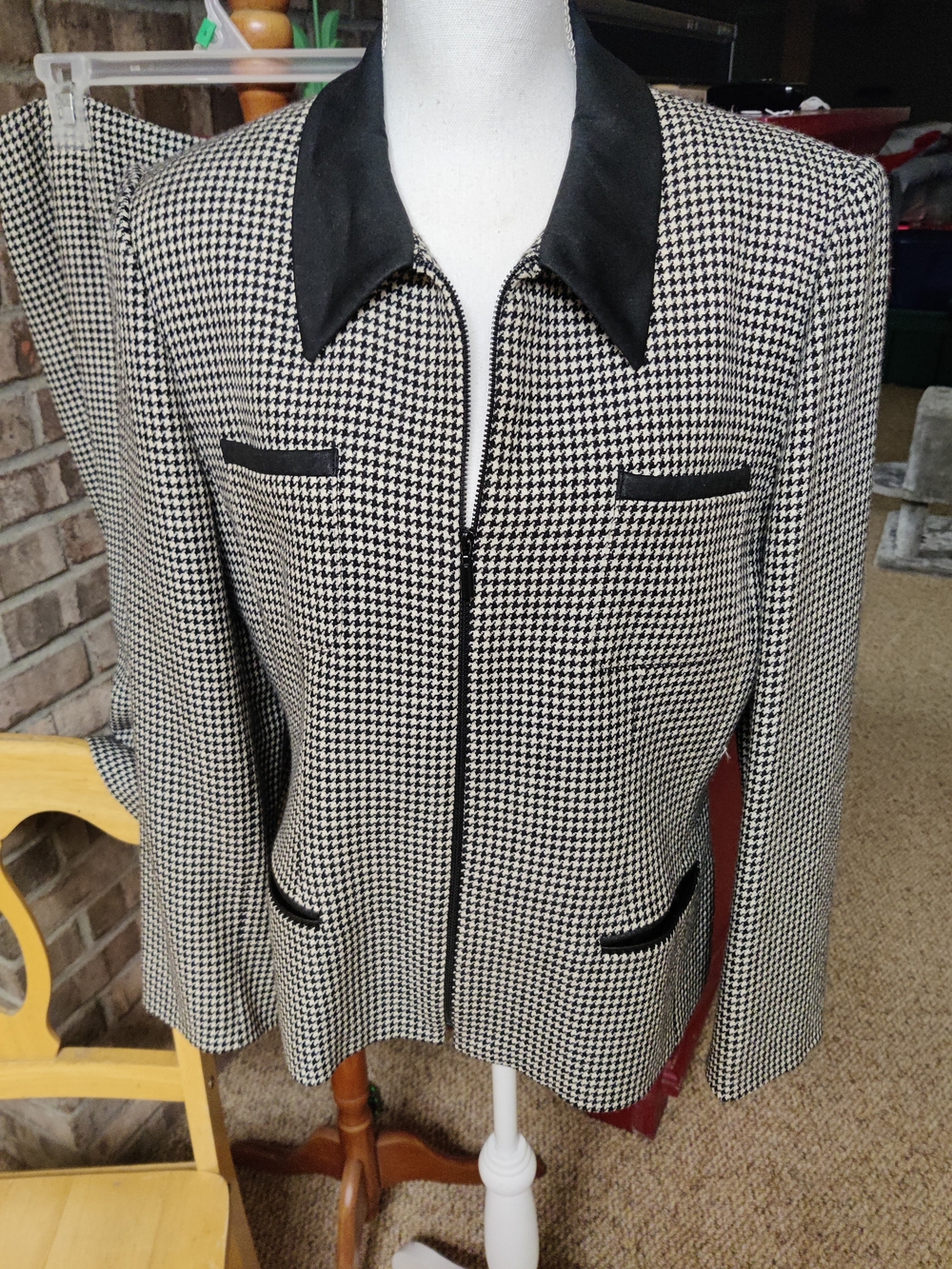 Women's Houndstooth Zip-Front Jacket with Black Trim With Skirt Wool Vintage 12